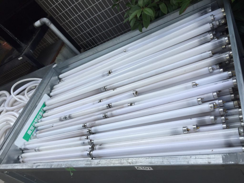 法改正でも大丈夫!大阪で蛍光管処分にお困りの企業様へ。蛍光管の適正処分ならお任せください! 大阪の産業廃棄物処理ならJPORT(ジェイ・ポート)