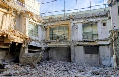 石綿が排出される現場