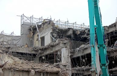 建築廃材が排出される解体現場