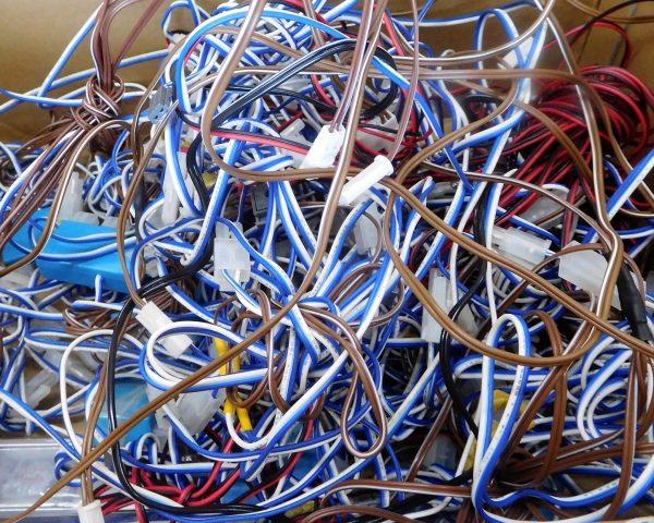 絡まった電源コード