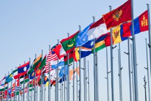 万博会場にはためく国旗