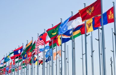 万博会場にはためく国旗